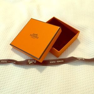 2 Hermès Boxes with 2 bags bag and 2 ribbons.